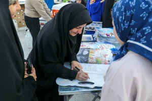 امضاء کتاب درناهای قصه میناب توسط نویسنده کتاب خانم حمیده زند در قم امضاء کتاب درناهای قصه میناب توسط نویسنده کتاب خانم حمیده زند در قم
