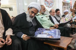 رونمایی از کتاب درناهای قصه میناب در حضور آیت الله فاضل لنکرانی رونمایی از کتاب درناهای قصه میناب در حضور آیت الله فاضل لنکرانی