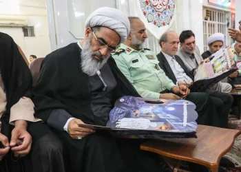 رونمایی از کتاب درناهای قصه میناب در حضور آیت الله فاضل لنکرانی