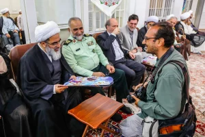 رونمایی از کتاب درناهای قصه میناب در حضور آیت الله فاضل لنکرانی رونمایی از کتاب درناهای قصه میناب در حضور آیت الله فاضل لنکرانی